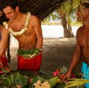 tavolo imbandito nell'isola di tahaa in polinesia