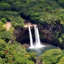 vista di una cascata nell'isola di kauai hawaii